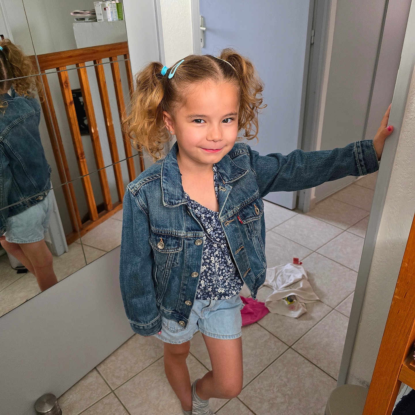 Lana participe au concours pour gagner de l'argent avec cette photo : accessories, child, clothing, coat, door, face, female, footwear, girl, head, indoors, jacket, jeans, pants, person, photography, portrait, shoe, shorts, wood