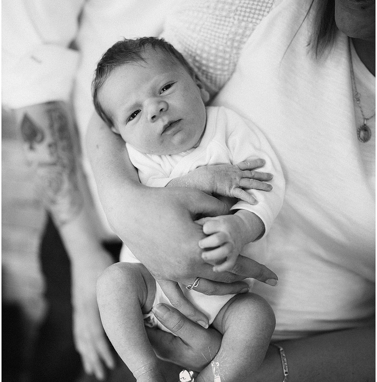 Lyvio participe au concours pour gagner de l'argent avec cette photo : baby, black, black_and_white, cheek, comfort, elbow, eye, finger, flash_photography, gesture, hand, happy, head, human_body, person, shoulder, skin, stomach, style, toddler