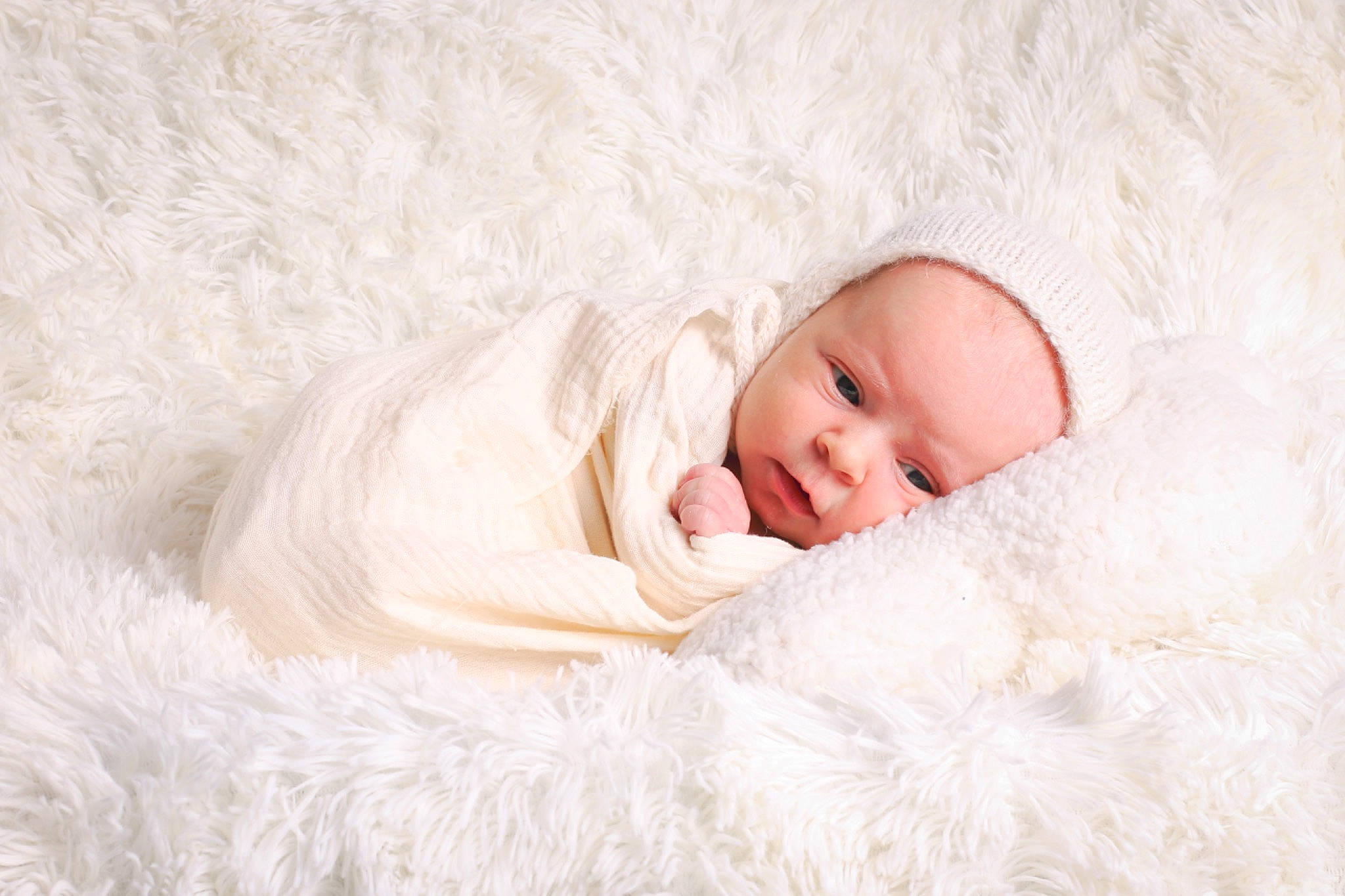Cataleya participe au concours pour gagner de l'argent avec cette photo : baby, baby_sleeping, baby_toddler_clothing, bedding, bedtime, child, comfort, fur, linens, person, portrait_photography, room, skin, sleep, toddler, towel, wood, wool