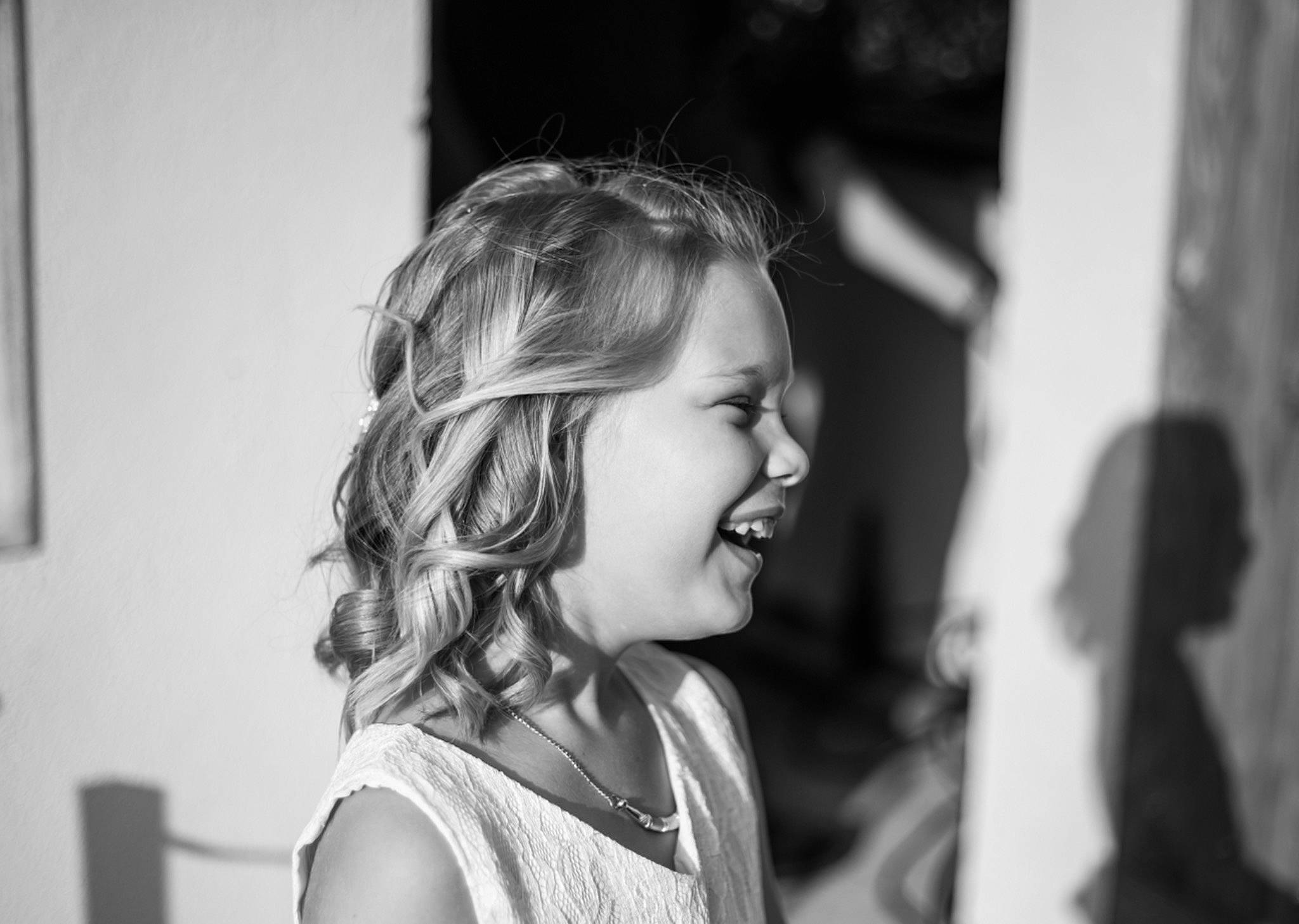 Taïna a rejoint le concours — aidez-le/la à gagner de superbes lots ! audio_equipment, black_and_white, child, ear, event, eyelash, flash_photography, fun, hair, hairstyle, happy, joy, laugh, monochrome, monochrome_photography, person, room, smile, stock_photography, style