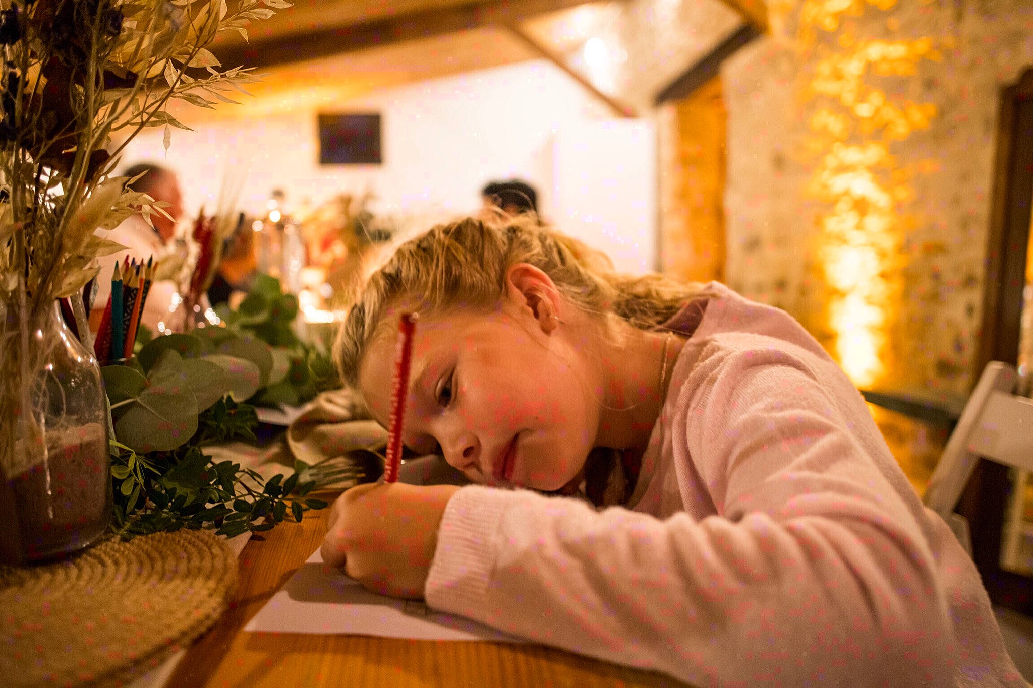 Taïna a rejoint le concours — aidez-le/la à gagner de superbes lots ! ceremony, chair, child, comfort, event, flooring, floral_design, floristry, flower, flower_arranging, fun, grass, happy, leisure, linens, person, plant, room, sitting, tradition