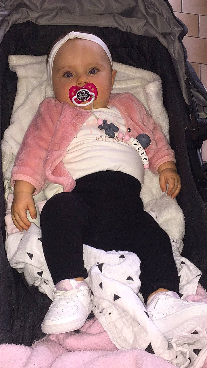 Ylie participe au concours pour gagner de l'argent avec cette photo : baby, baby_products, cheek, child, facial_expression, person, pink, smile, toddler, yawn