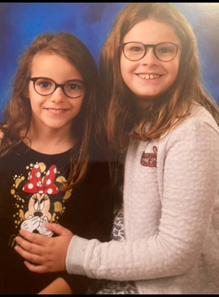 Eloise participe au concours pour gagner de l'argent avec cette photo : arm, blond, child, event, eyewear, flash_photography, friendship, fun, gesture, glasses, happy, iris, joy, long_hair, person, skin, sleeve, smile, standing, t_shirt