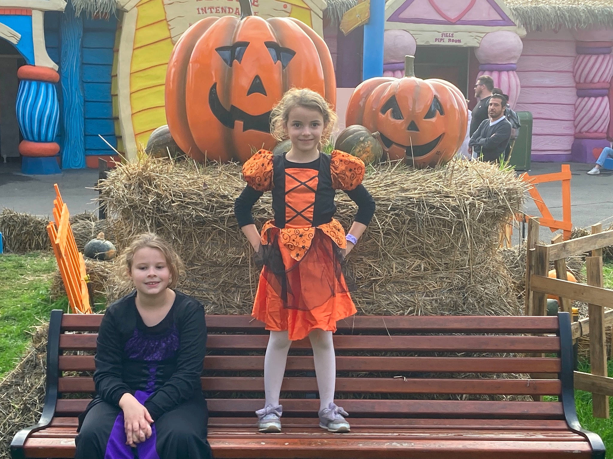 Eloise a rejoint le concours — aidez-le/la à gagner de superbes lots ! art, calabaza, cucurbita, fun, gourd, grass, jack_o_lantern, joy, leaf, leisure, orange, people, person, photograph, plant, pumpkin, smile, snapshot, squash, vegetable