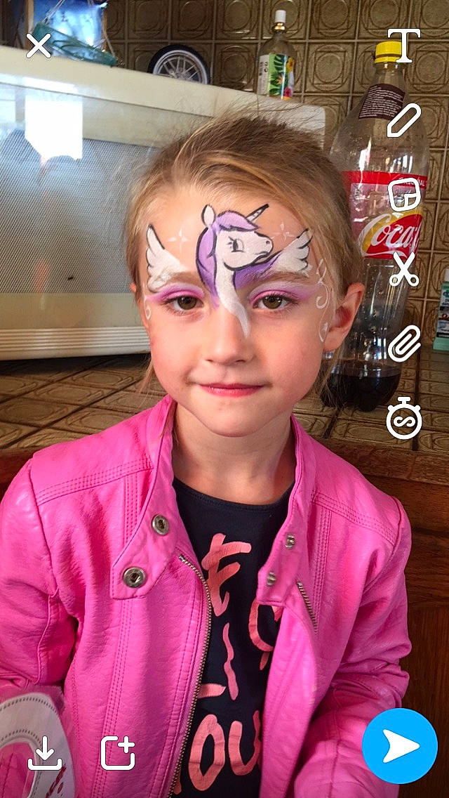 Madysonne participe au concours pour gagner de l'argent avec cette photo : brown_hair, chin, cool, eyebrow, eyewear, face, forehead, fun, girl, glasses, hair_coloring, hairstyle, head, person, pink, product, smile, vision_care