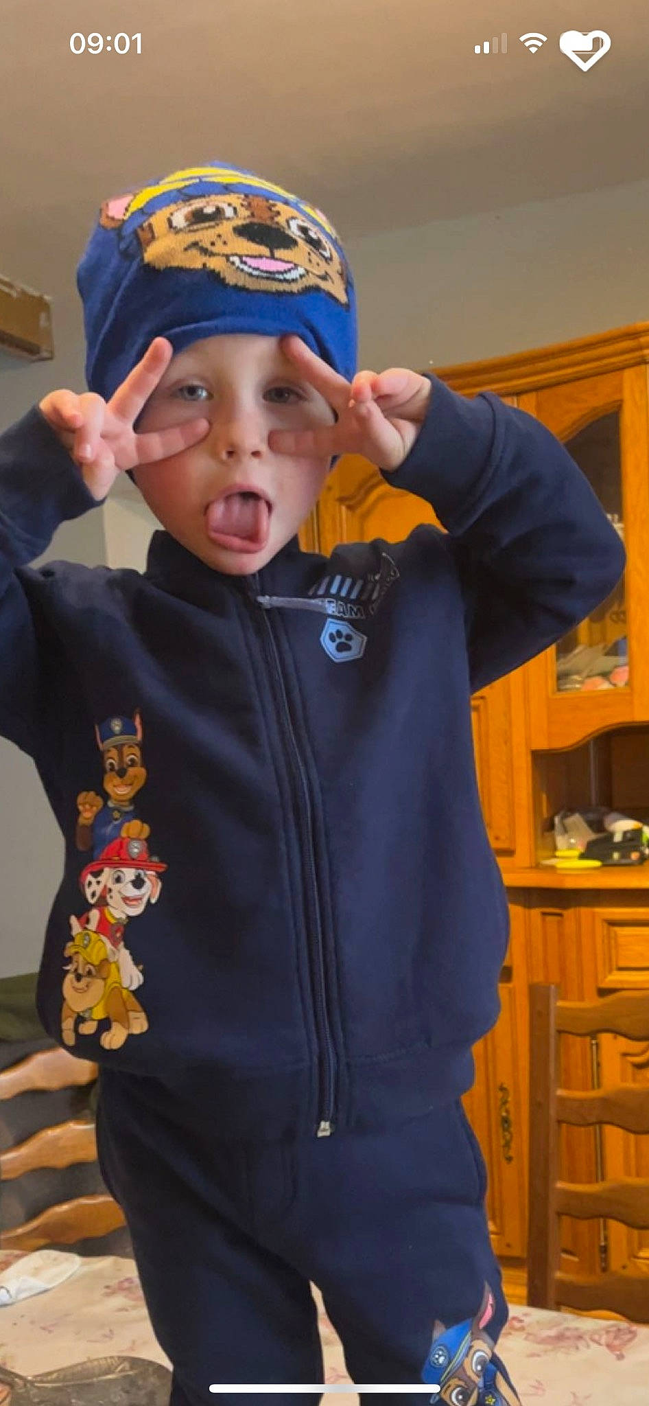 Louis a rejoint le concours — aidez-le/la à gagner de superbes lots ! baseball_cap, blue, cabinetry, cap, child, cool, costume, drawer, electric_blue, fashion_accessory, fun, gesture, headgear, headwear, person, personal_protective_equipment, shelf, sleeve, t_shirt, textile