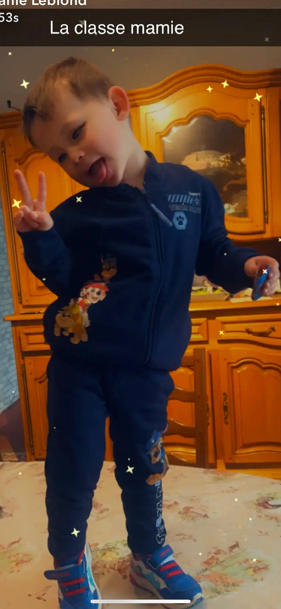 Louis participe au concours pour gagner de l'argent avec cette photo : belt, cabinetry, child, denim, door, electric_blue, fun, kitchen, long_sleeved_t_shirt, orange, people, person, personal_protective_equipment, room, sleeve, sportswear, standing, sweatpant, t_shirt, toddler