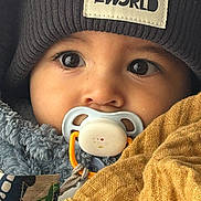 Vicente a rejoint le concours — aidez-le/la à gagner de superbes lots ! baby, beanie, blanket, bundle, child, closeup, clothing, cozy, cute, eyes, fabric, face, hat, infant, outdoor, pacifier, portrait, texture, warm, winter