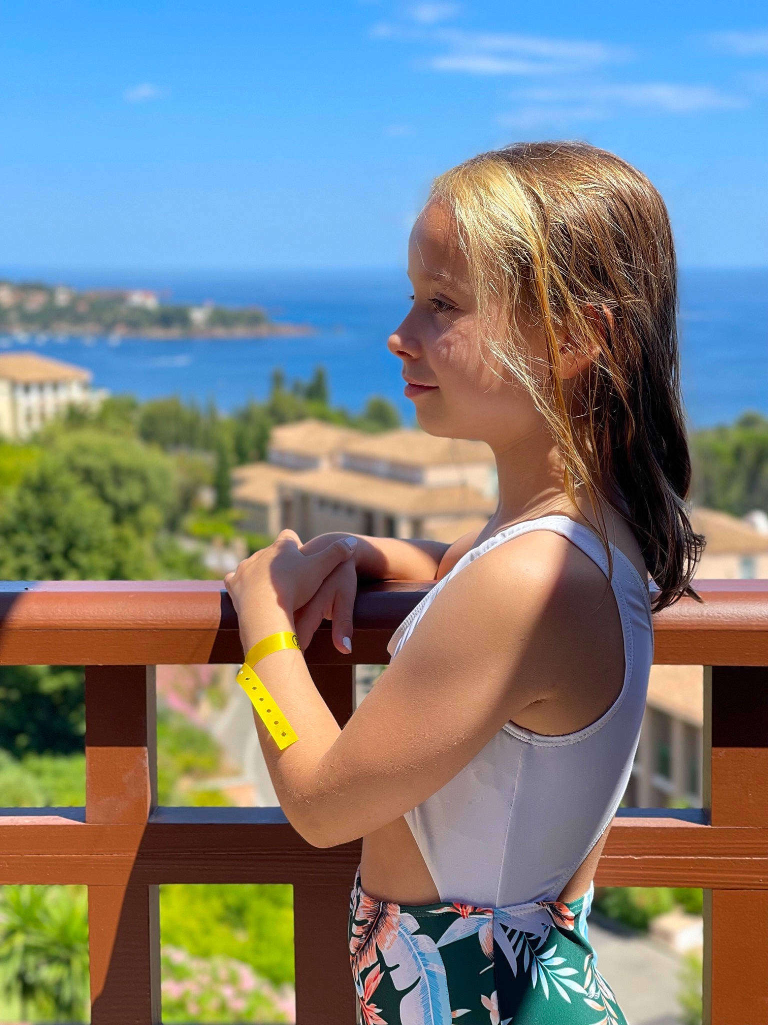 Emmie a rejoint le concours — aidez-le/la à gagner de superbes lots ! azure, cloud, daytime, elbow, eyewear, fun, grass, happy, joint, leisure, people_in_nature, person, plant, shoulder, sky, standing, summer, sunlight, travel, tree