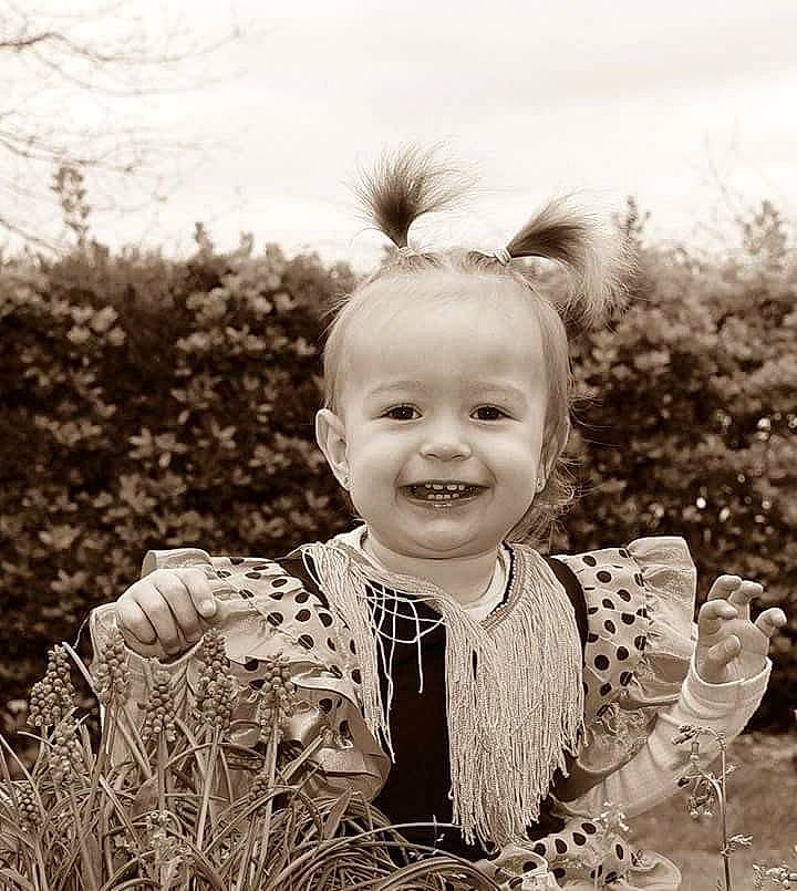 Lylou a rejoint le concours — aidez-le/la à gagner de superbes lots ! black_and_white, child, family, joy, monochrome_photography, people, person, photo_shoot, photograph, photography, portrait, portrait_photography, spring, toddler