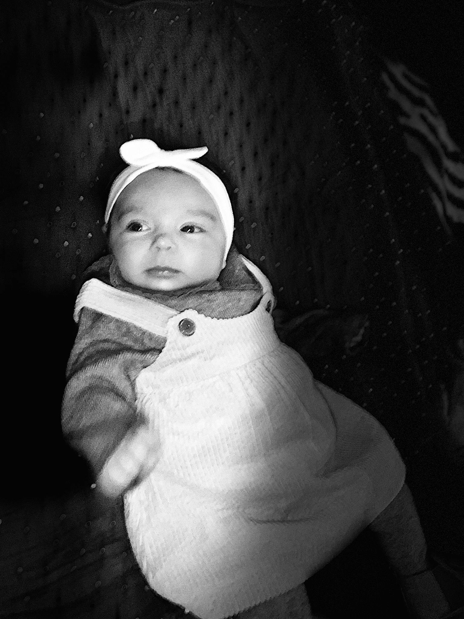 Luna a rejoint le concours — aidez-le/la à gagner de superbes lots ! baby, baby_toddler_clothing, black_and_white, cheek, child, darkness, eye, eyebrow, face, flash_photography, fun, gesture, happy, headgear, headwear, iris, monochrome, monochrome_photography, person, sitting