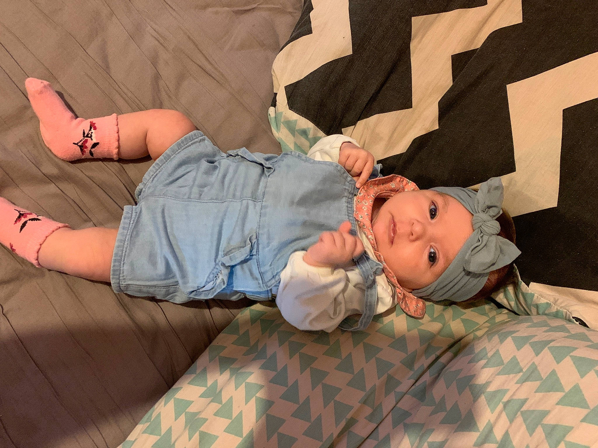 Luna a rejoint le concours — aidez-le/la à gagner de superbes lots ! child, comfort, fashion, finger, fun, gesture, hand, hat, headwear, human_body, joint, knee, leg, mouth, muscle, person, skin, t_shirt, textile, thigh