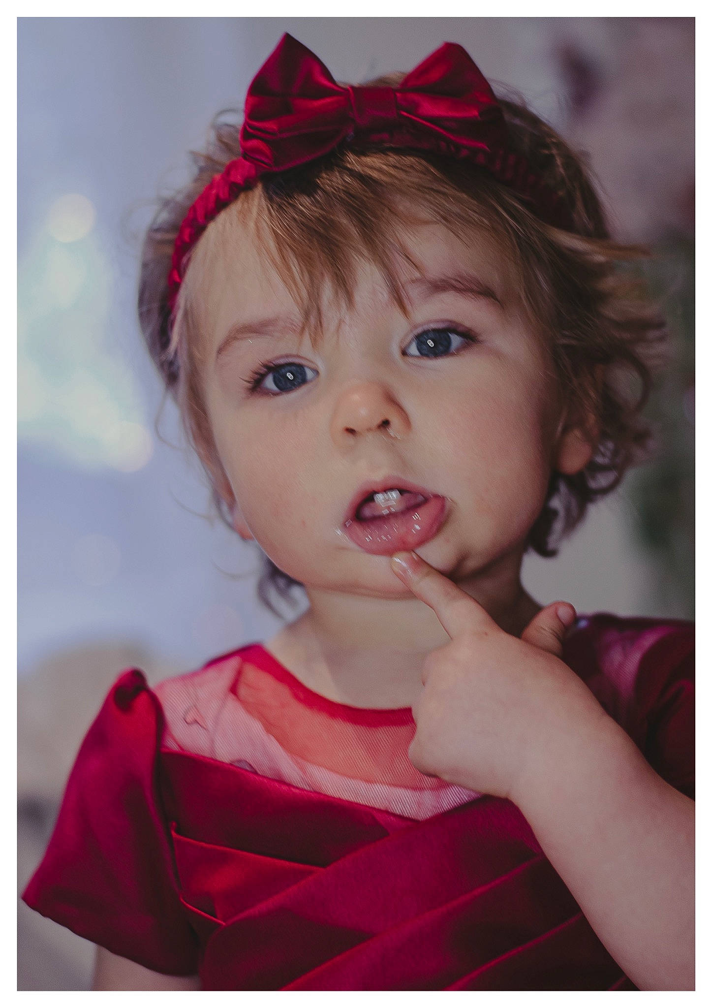Luna a rejoint le concours — aidez-le/la à gagner de superbes lots ! baby_toddler_clothing, bangs, blond, child, clothing, costume_hat, eyebrow, eyelash, flash_photography, happy, headband, headgear, headpiece, iris, lip, magenta, person, pink, red, sleeve