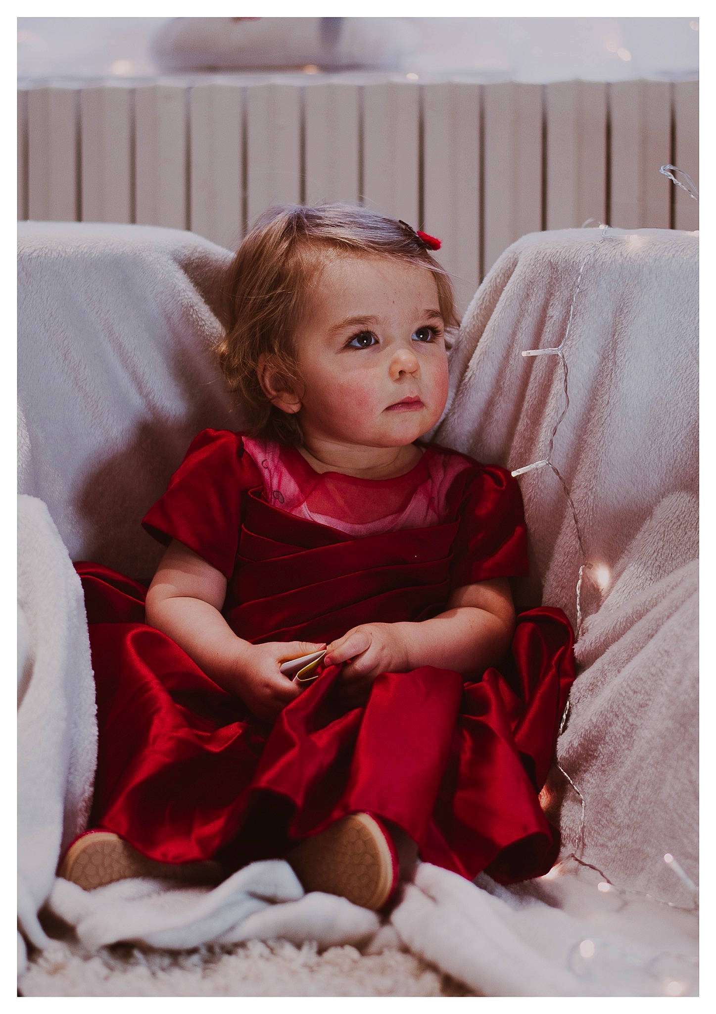 Luna a rejoint le concours — aidez-le/la à gagner de superbes lots ! baby_toddler_clothing, child, comfort, couch, day_dress, dress, face, fashion_accessory, flash_photography, happy, head, human_leg, magenta, pattern, person, pink, purple, rectangle, sitting, sleeve