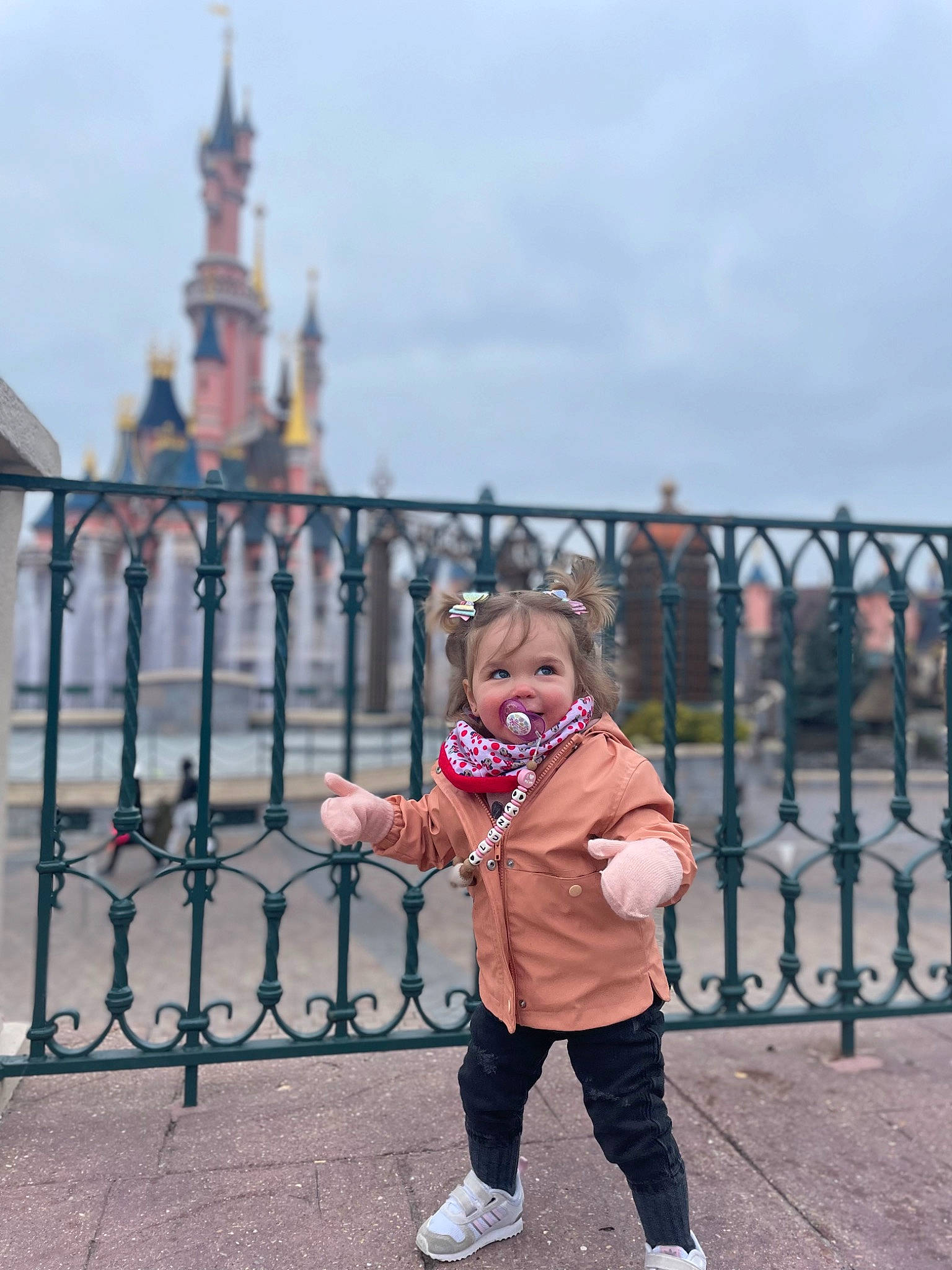 Luna participe au concours pour gagner de l'argent avec cette photo : baby, baby_toddler_clothing, child, cloud, fence, finial, fun, happy, joy, leisure, metal, people_in_nature, person, portrait_photography, sitting, sky, smile, toddler, tourism, travel