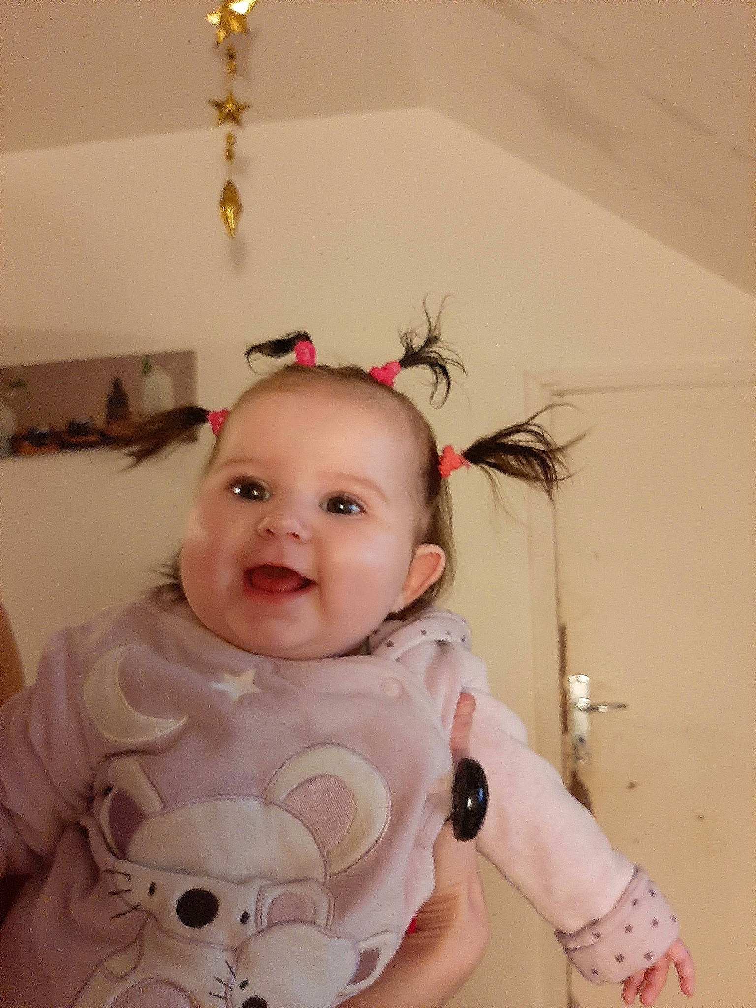 Loumina a rejoint le concours — aidez-le/la à gagner de superbes lots ! baby, baby_products, baby_toddler_clothing, cheek, child, eye, hair_accessory, headband, headpiece, light_fixture, mouth, overall, person, pink, sleeve, stuffed_toy, toddler