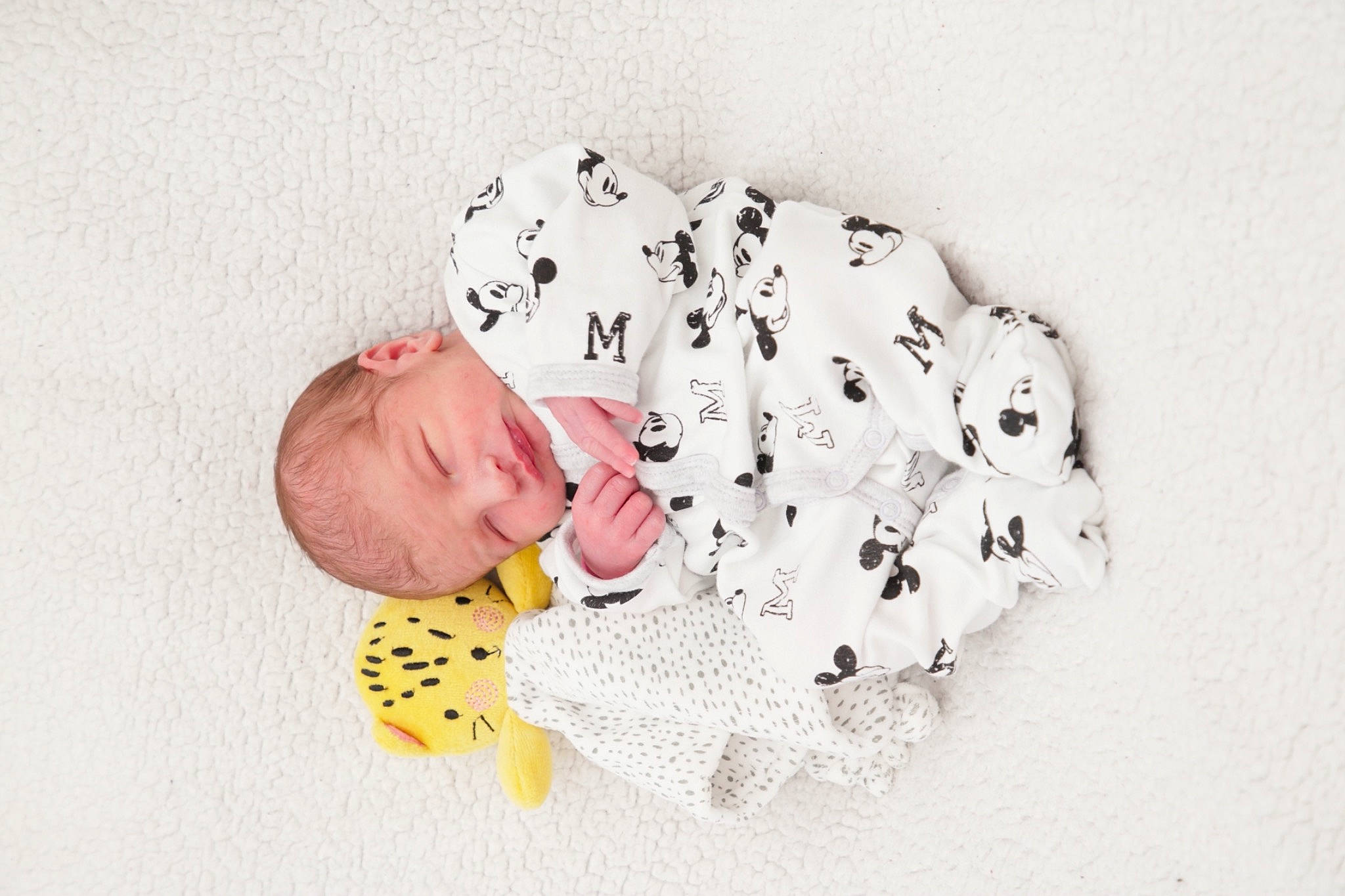 Maëlan participe au concours pour gagner de l'argent avec cette photo : baby, baby_products, baby_sleeping, baby_toddler_clothing, bedtime, child, comfort, fashion_accessory, flooring, font, happy, linens, nap, pattern, person, portrait_photography, room, sitting, sleeve, toddler