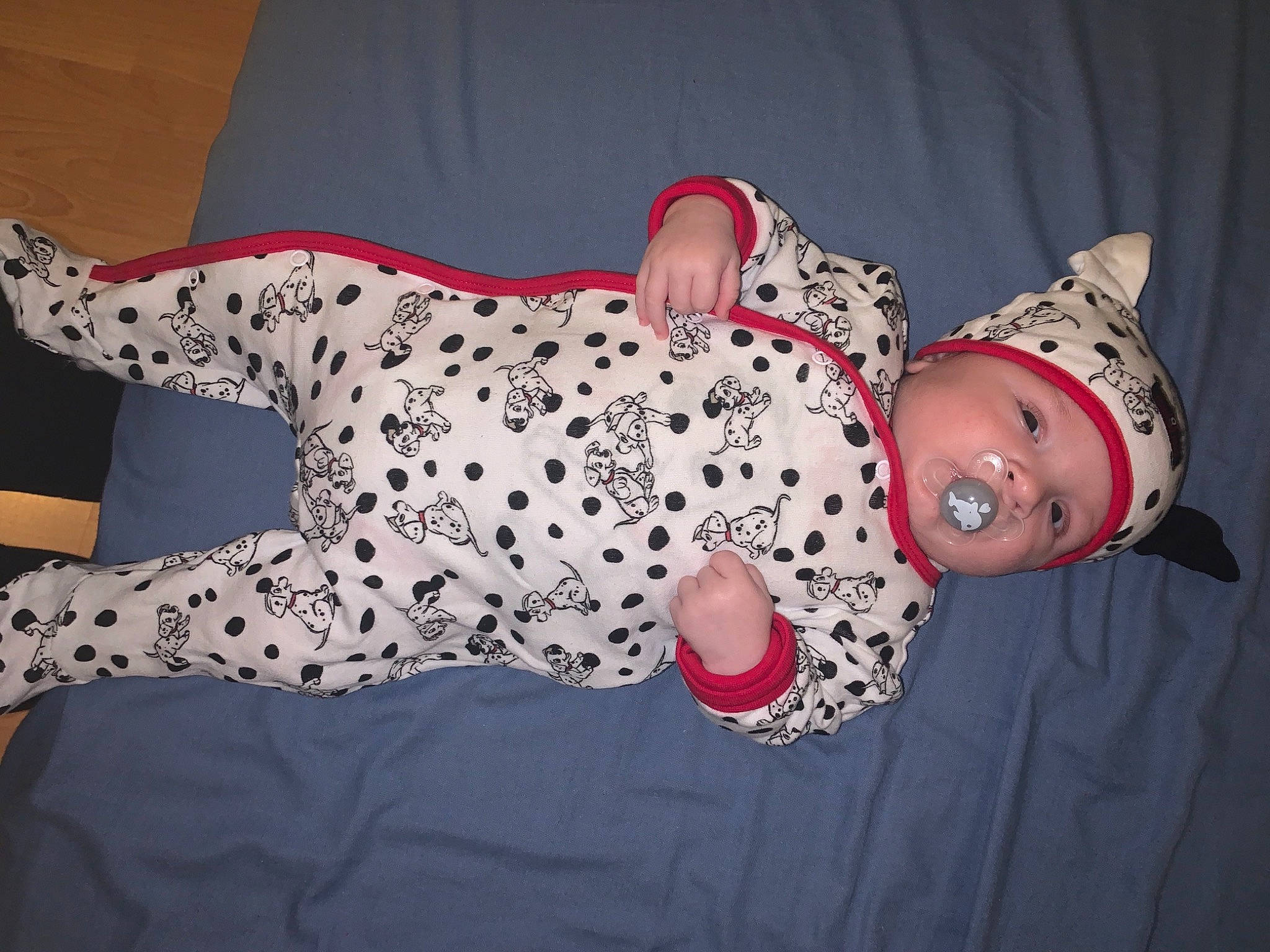 Maëlan participe au concours pour gagner de l'argent avec cette photo : baby, baby_toddler_clothing, camouflage, costume, costume_accessory, headwear, human, mammal, mouth, nightwear, pajamas, person, polka_dot