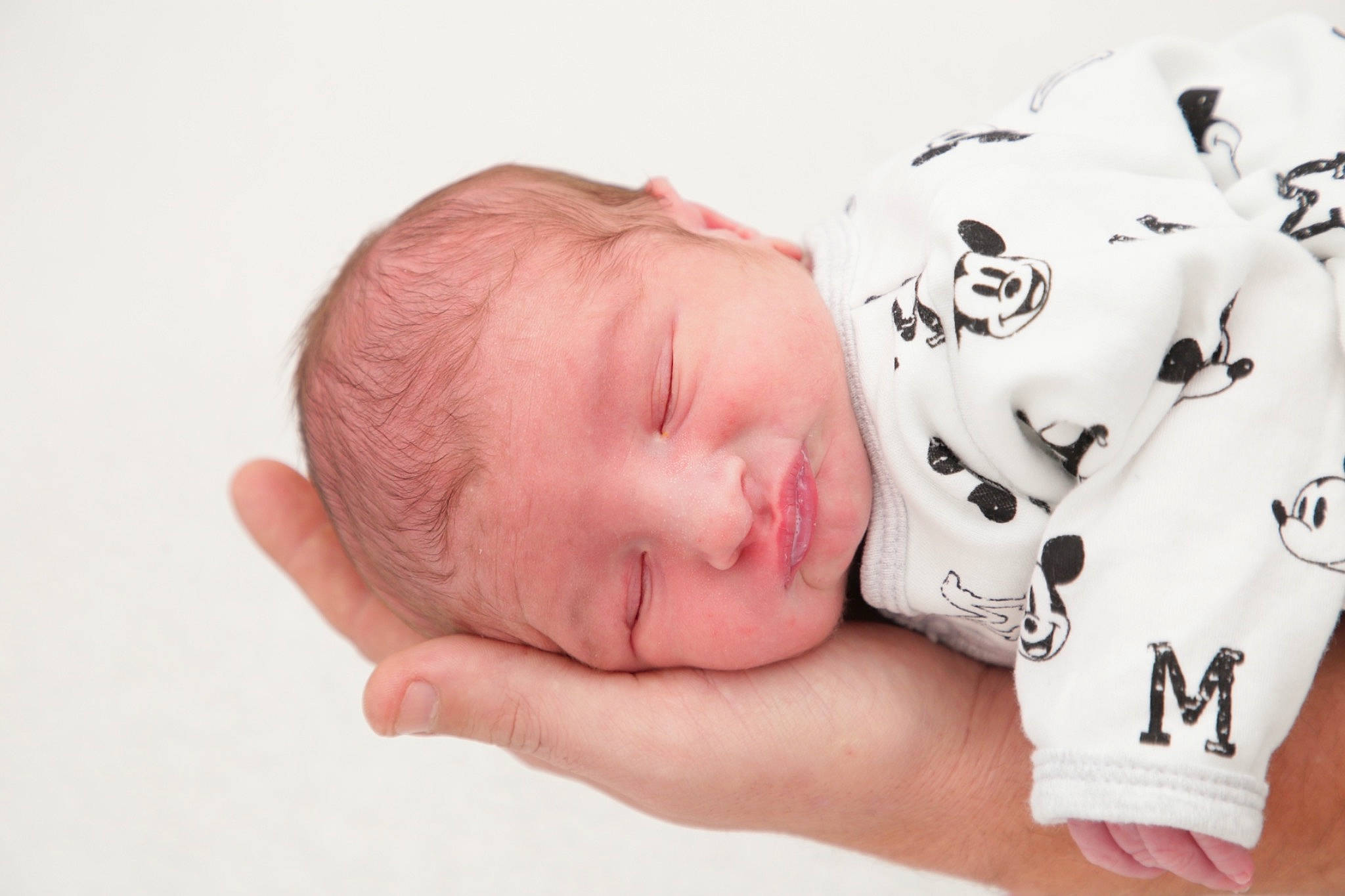 Maëlan a rejoint le concours — aidez-le/la à gagner de superbes lots ! baby, baby_products, baby_sleeping, baby_toddler_clothing, cheek, child, comfort, drinkware, eyelash, font, gesture, happy, linens, lip, mouth, nail, neck, nose, person, sleeve