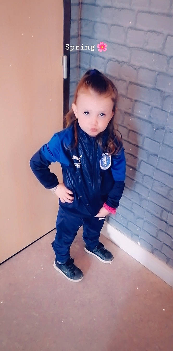 Illona participe au concours pour gagner de l'argent avec cette photo : child, outerwear, person, smile, standing, toddler