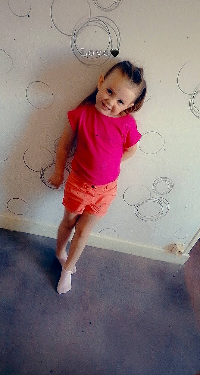 Illona a rejoint le concours — aidez-le/la à gagner de superbes lots ! baby, child, dress, floor, footwear, fun, happy, joint, joy, leg, person, photography, pink, play, room, shoe, shoulder, sleeve, smile, sportswear