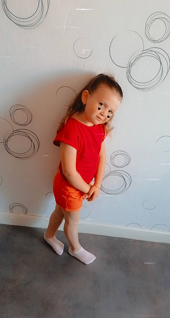 Illona a rejoint le concours — aidez-le/la à gagner de superbes lots ! arm, baby, baby_toddler_clothing, child, leg, person, shoe, sleeve, standing, toddler