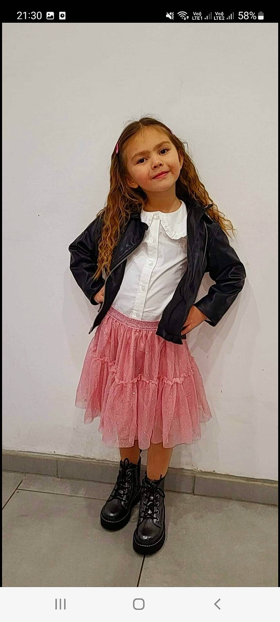 Asensia a rejoint le concours — aidez-le/la à gagner de superbes lots ! blazer, clothing, collar, dress_shirt, fashion_design, fashion_model, hair, joy, knee, leg, long_hair, neck, person, pink, shoulder, sleeve, smile, t_shirt, thigh, trunk