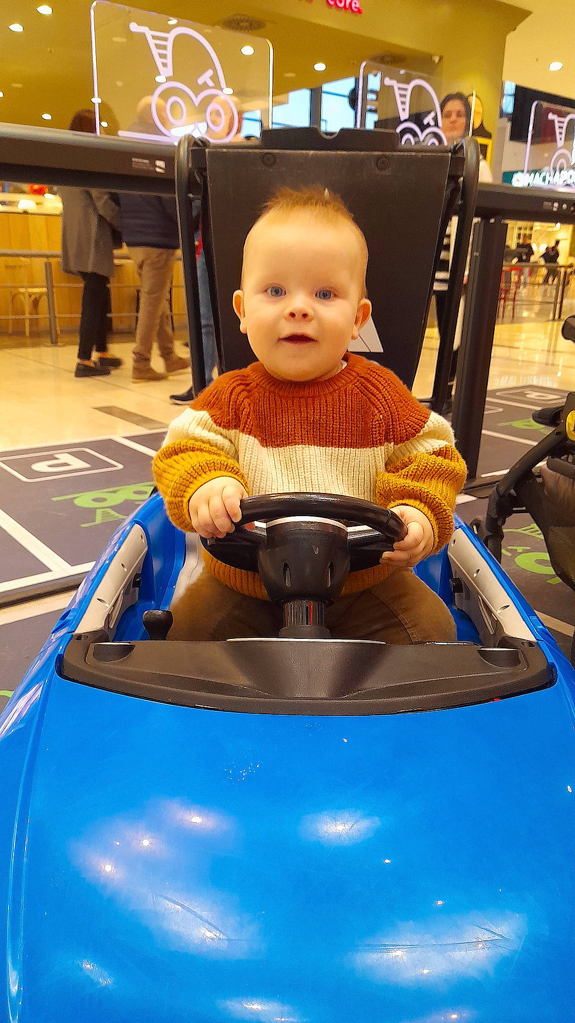 Eythan participe au concours pour gagner de l'argent avec cette photo : automotive_design, automotive_exterior, automotive_lighting, bumper, car, classic, electric_blue, fun, hood, leisure, motor_vehicle, person, photograph, recreation, riding_toy, snapshot, sports_car, toddler, vehicle, windshield