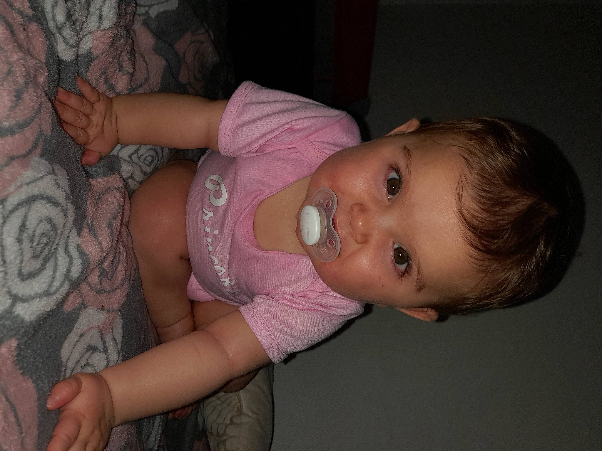 Cataleya a rejoint le concours — aidez-le/la à gagner de superbes lots ! arm, baby, baby_toddler_clothing, cheek, dress, ear, eye, face, hair, hand, head, human_body, iris, lip, mouth, neck, nose, person, skin, sleeve