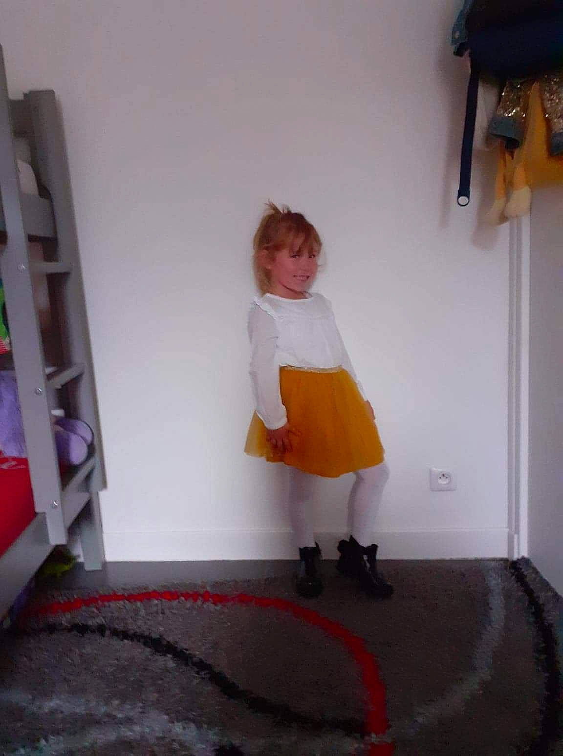 Elena a rejoint le concours — aidez-le/la à gagner de superbes lots ! child, dress, floor, flooring, joint, knee, leg, person, room, shoe, shoulder, standing, toddler