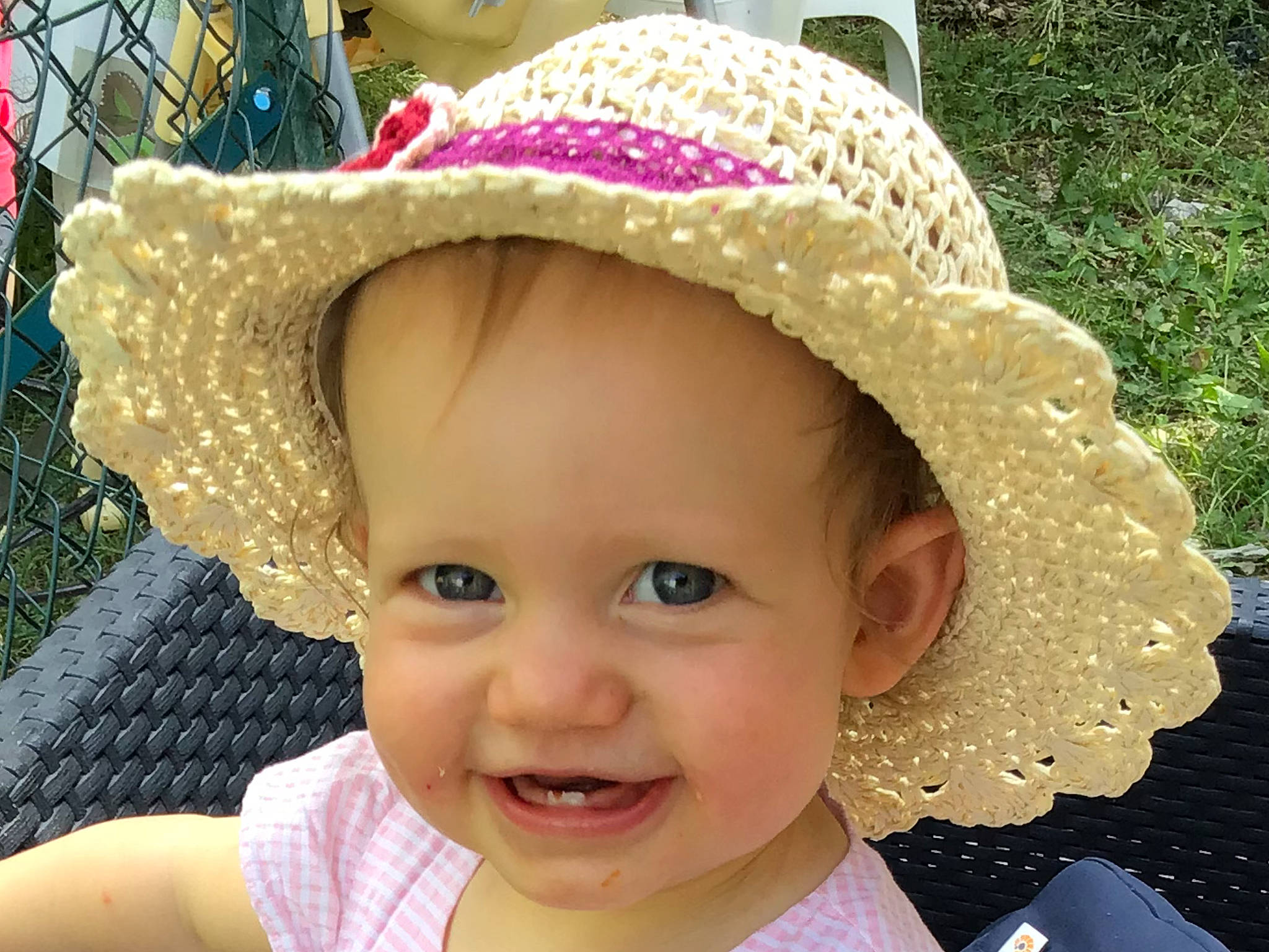 éloïse a rejoint le concours — aidez-le/la à gagner de superbes lots ! baby, baby_toddler_clothing, cap, costume_hat, eye, eyelash, face, fun, grass, hair_accessory, happy, hat, headgear, joy, lip, nose, person, pink, plant, smile