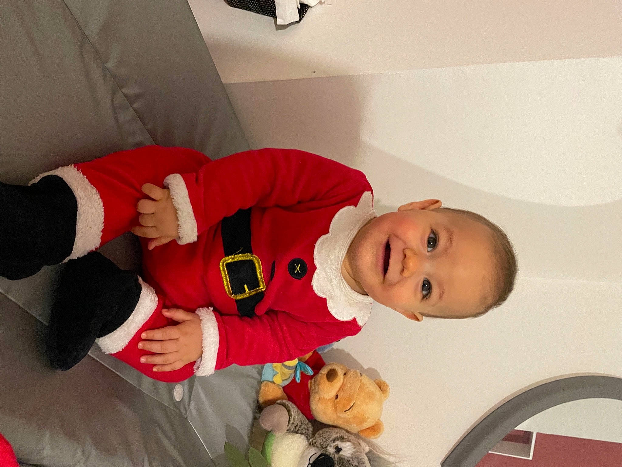 Tom participe au concours pour gagner de l'argent avec cette photo : baby, baby_toddler_clothing, carmine, child, eye, fictional_character, joy, lap, light_fixture, person, plush, sock, stuffed_toy, toddler