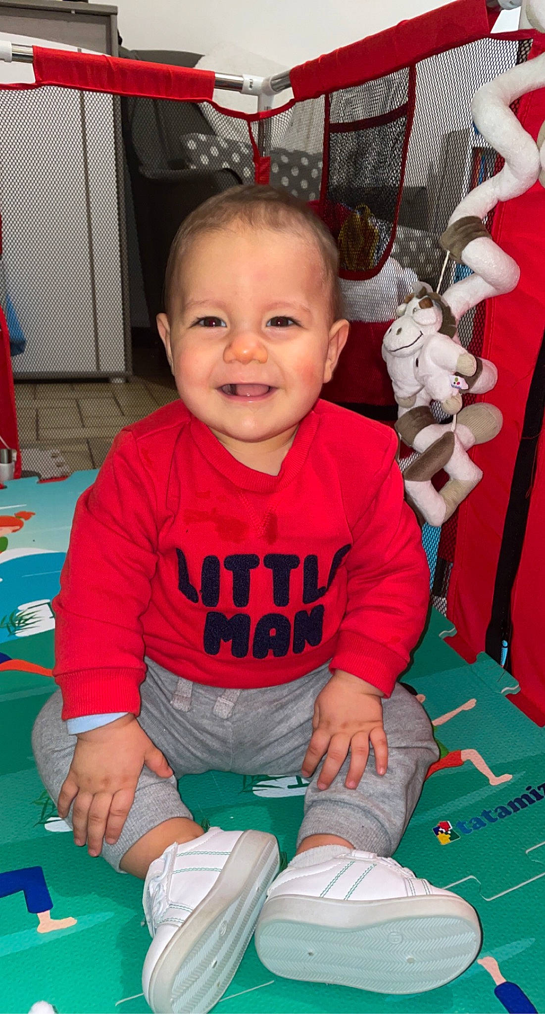 Tom a rejoint le concours — aidez-le/la à gagner de superbes lots ! baby, baby_laughing, baby_products, baby_toddler_clothing, baby_toys, carmine, child, fictional_character, human_body, joy, lap, laugh, nightwear, person, play, red, sitting, sock, stuffed_toy, toddler