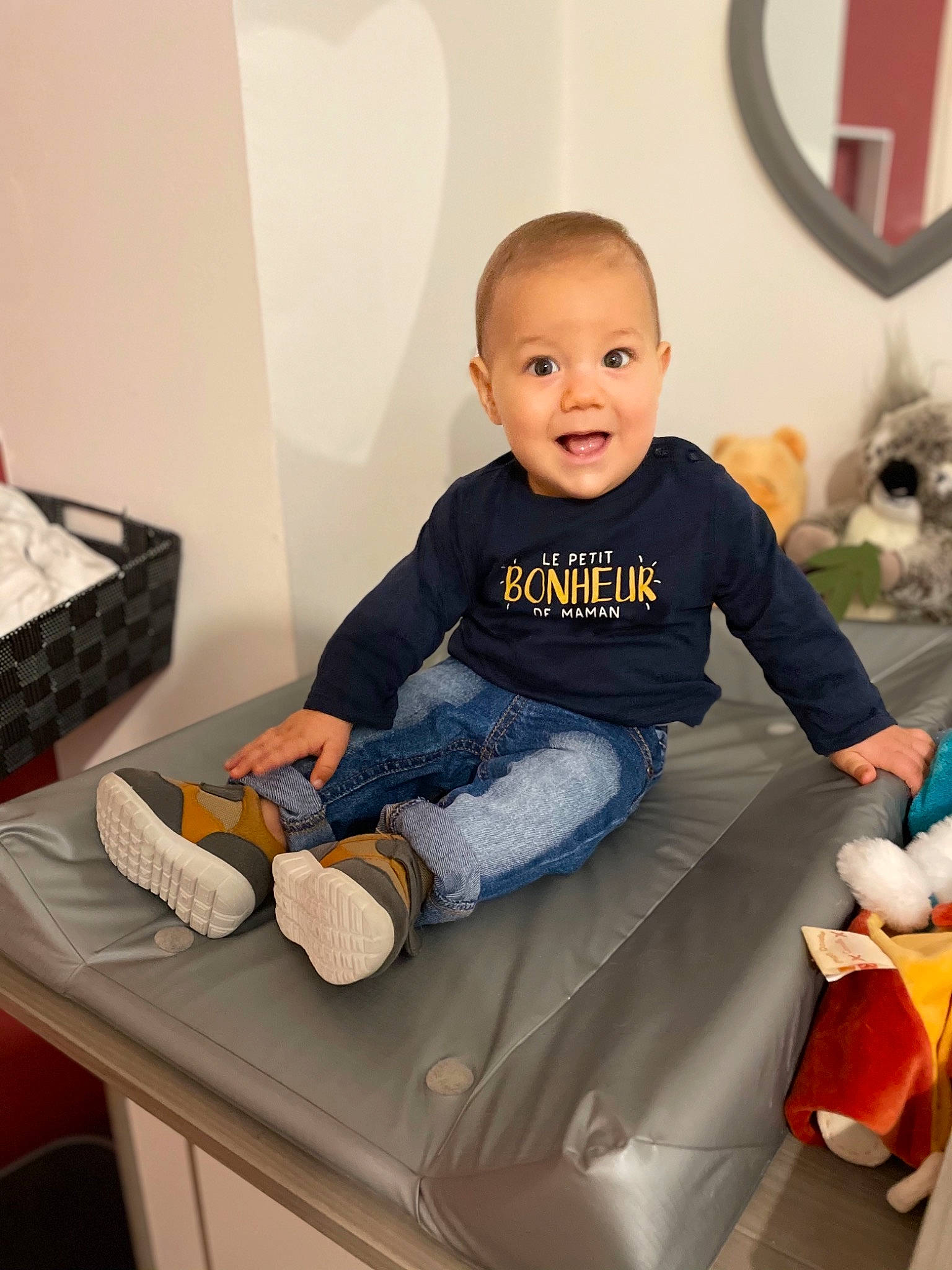 Tom a rejoint le concours — aidez-le/la à gagner de superbes lots ! baby, baby_laughing, baby_playing_with_toys, baby_products, baby_toddler_clothing, baby_toys, basket, box, comfort, home_accessories, human_body, laugh, overall, person, playing_with_kids, sock, storage_basket, stuffed_toy, toddler, toy