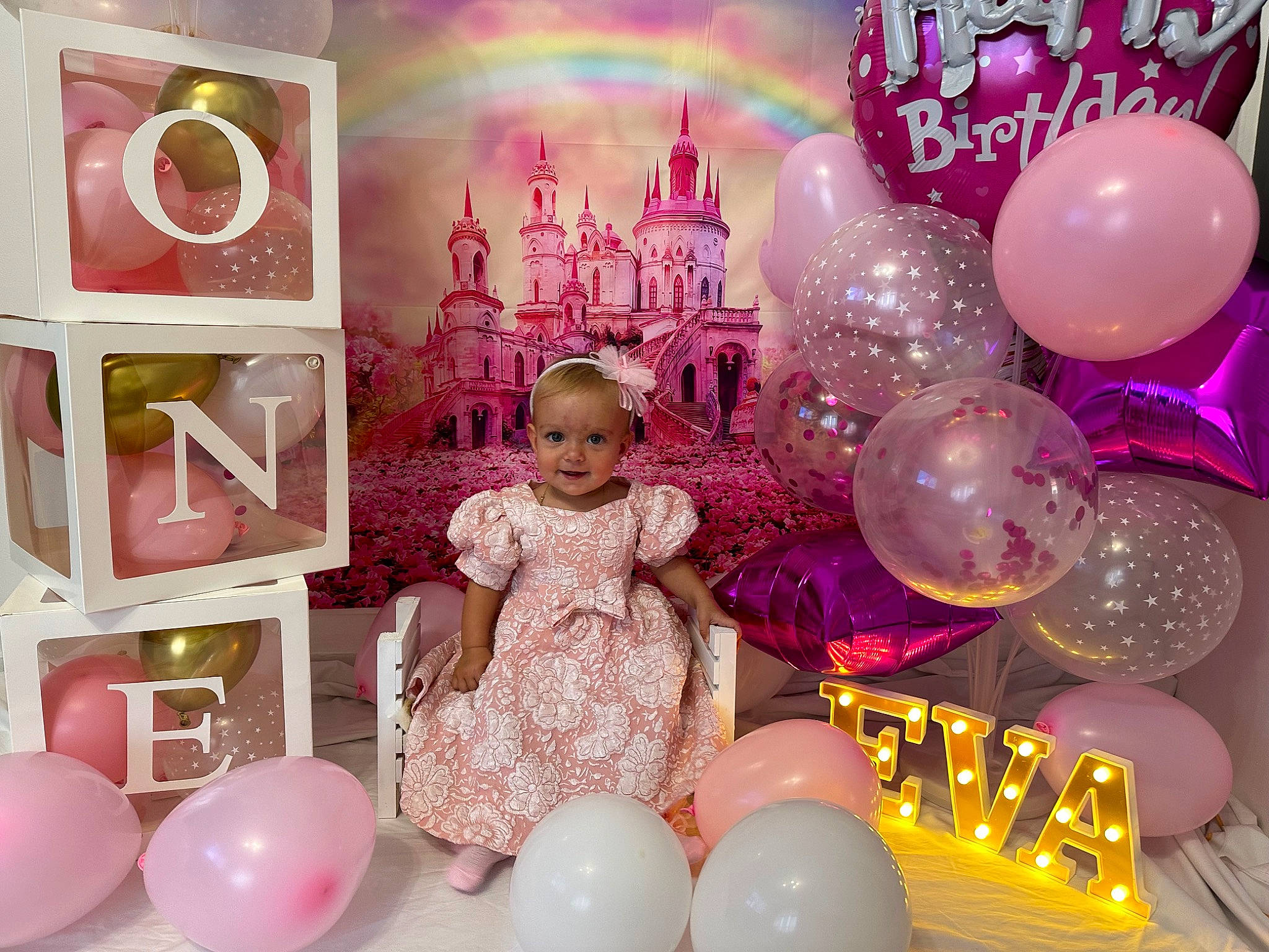 Eva a rejoint le concours — aidez-le/la à gagner de superbes lots ! balloon, beauty, decoration, event, fun, happy, joy, light, lighting, magenta, party, party_supply, person, photograph, pink, purple, smile, snapshot, toddler, violet