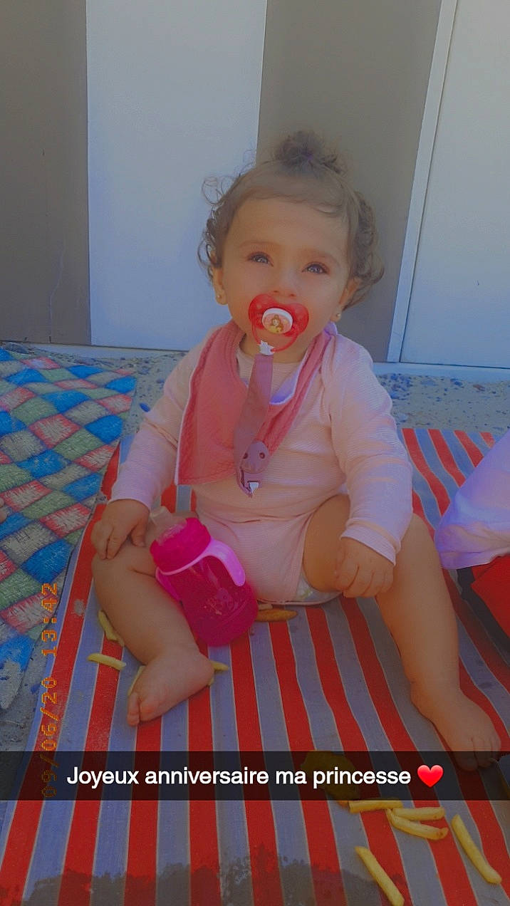 Chelsy participe au concours pour gagner de l'argent avec cette photo : child, leg, mouth, person, play, thigh, toddler