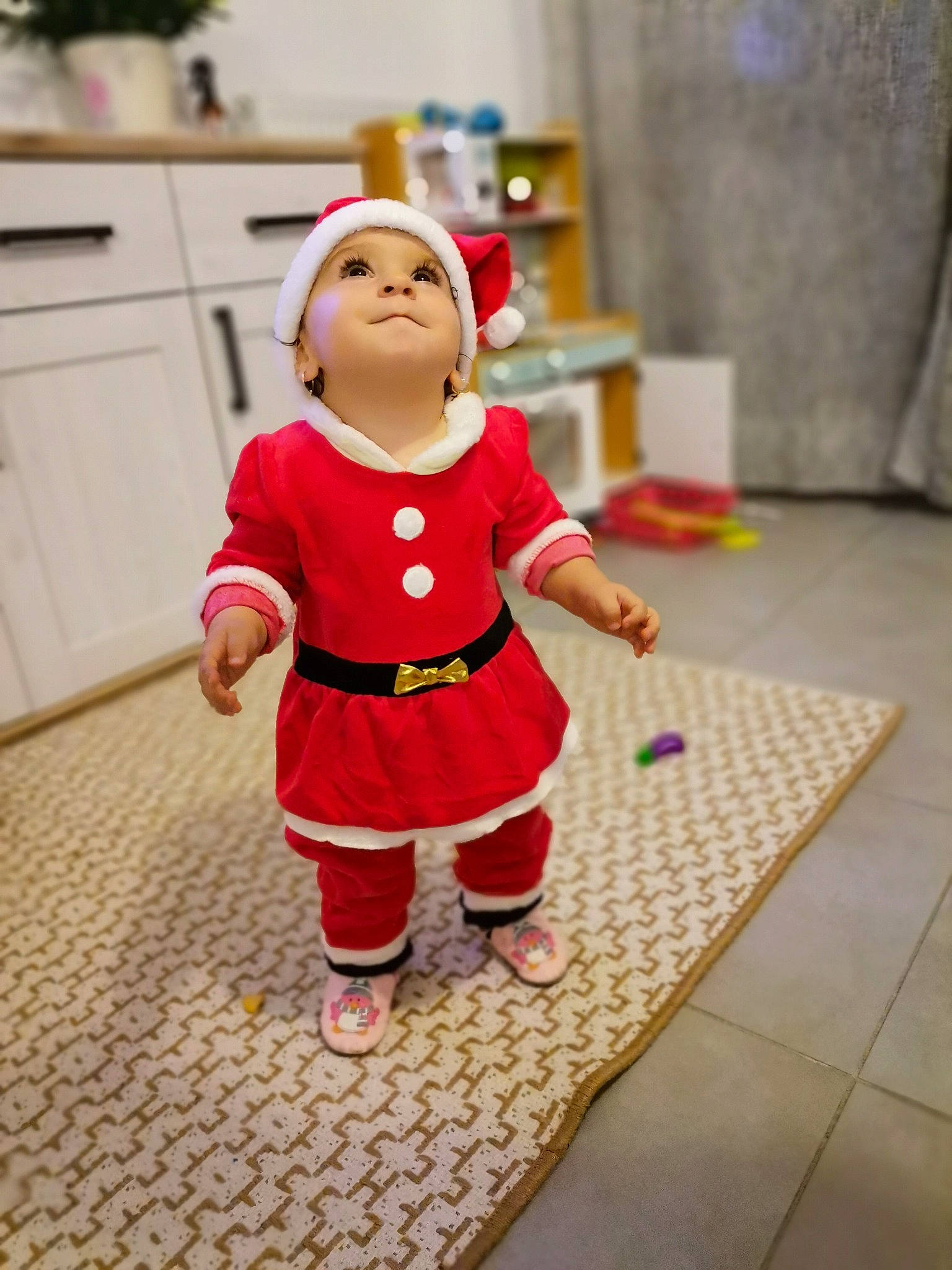 Chelsy participe au concours pour gagner de l'argent avec cette photo : baby, child, christmas, costume, fictional_character, flooring, head, person, red, toddler