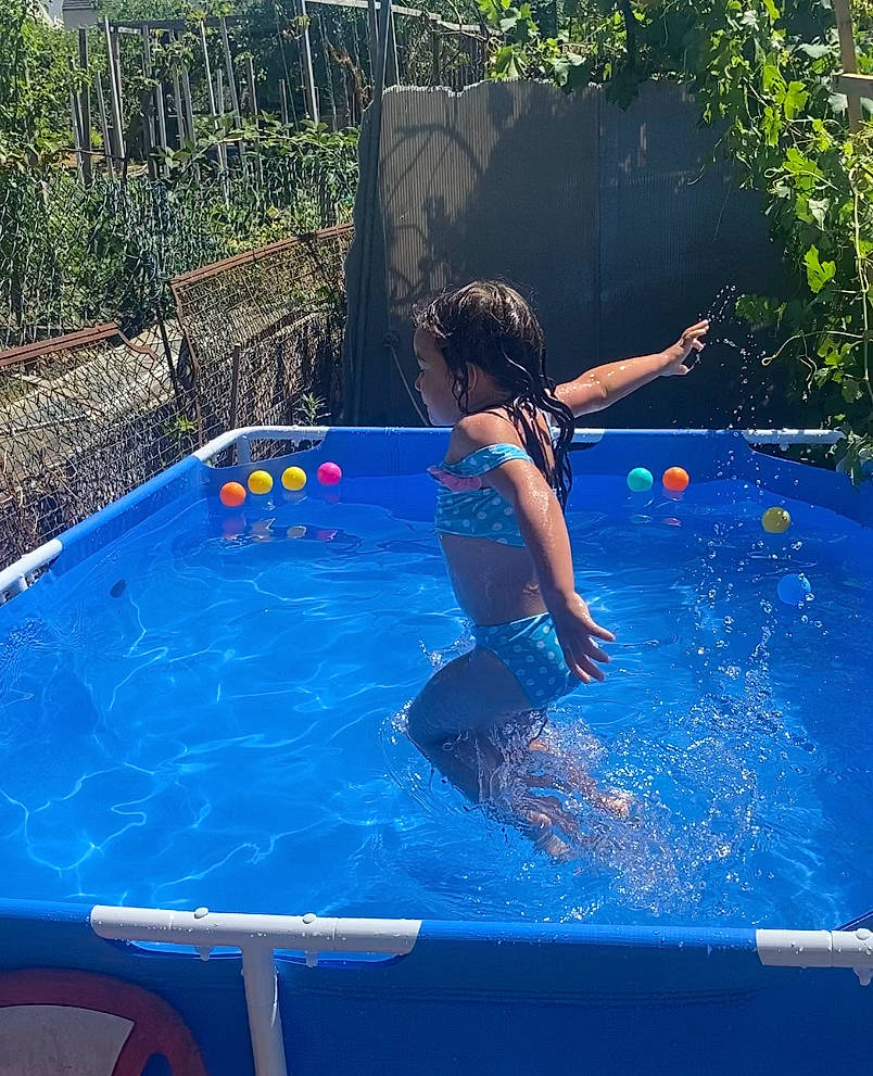 Lorena a rejoint le concours — aidez-le/la à gagner de superbes lots ! backyard, balance, barefoot, bathing, composite_material, electric_blue, fun, games, inflatable, leisure, leisure_centre, person, plant, play, recreation, rectangle, swimming_pool, swimwear, tree, vacation