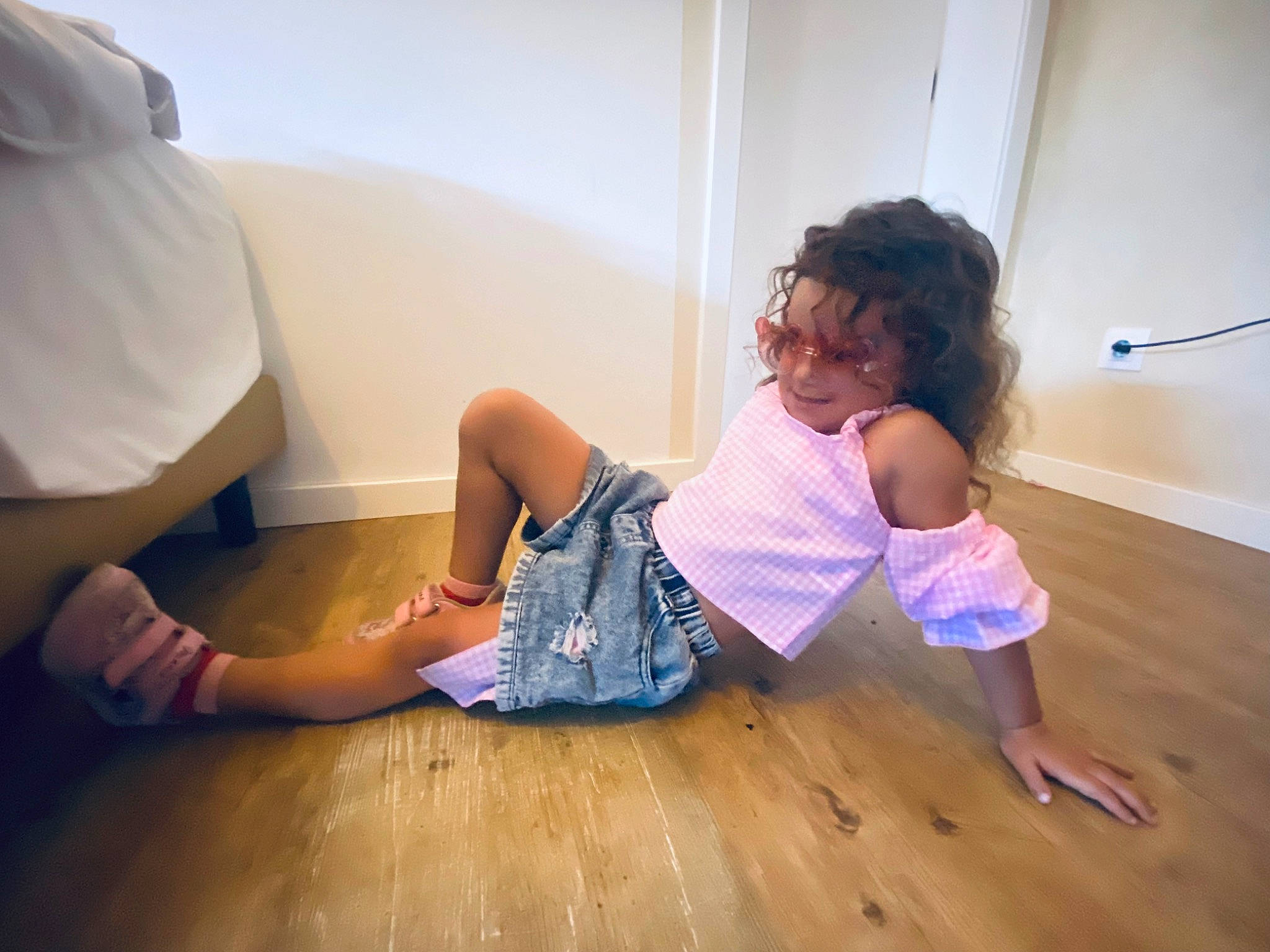 Lorena a rejoint le concours — aidez-le/la à gagner de superbes lots ! barefoot, comfort, elbow, floor, flooring, foot, gesture, happy, hardwood, human_leg, joint, knee, laminate_flooring, leg, leisure, person, shoulder, sock, thigh, wood