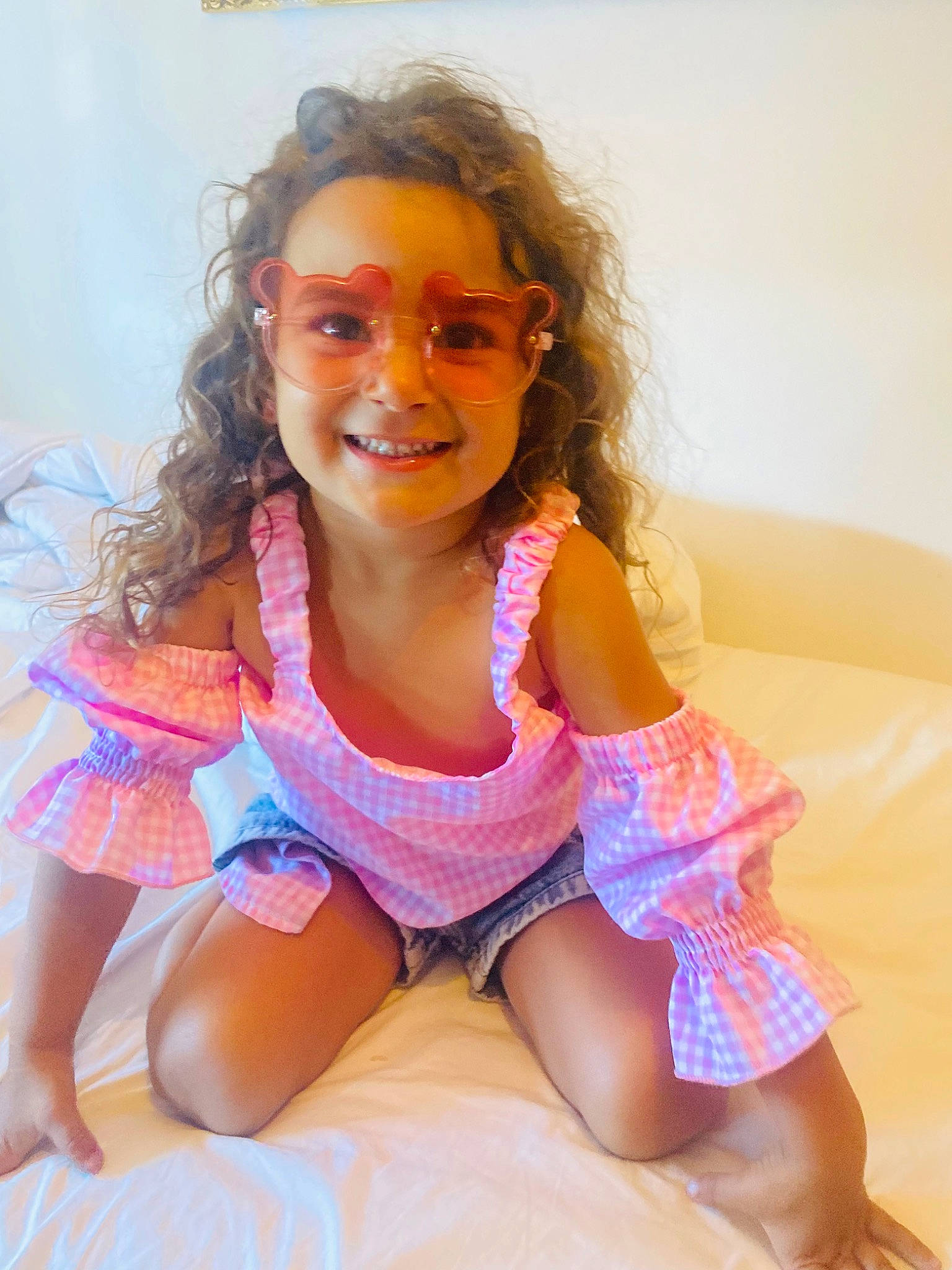 Lorena a rejoint le concours — aidez-le/la à gagner de superbes lots ! chest, child, comfort, eye, facial_expression, fun, hairstyle, happy, head, human_leg, joy, knee, leg, long_hair, mouth, person, pink, skin, smile, thigh