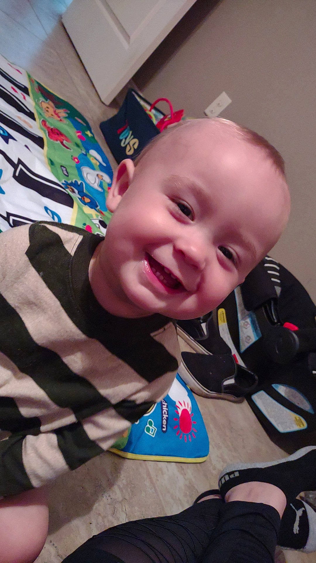 Hagen is registered to the contest to win money with this photo: baby, baby_laughing, baby_products, baby_toddler_clothing, cheek, child, face, finger, fun, happy, head, human_body, iris, joy, laugh, nose, person, play, selfie, smile