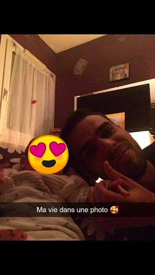 Imen Berkane participe au concours pour gagner de l'argent avec cette photo : audio_equipment, ball, cool, curtain, darkness, entertainment, fiction, finger, flash_photography, font, fun, happy, joy, mouth, night, person, personal_protective_equipment, room, selfie, smile