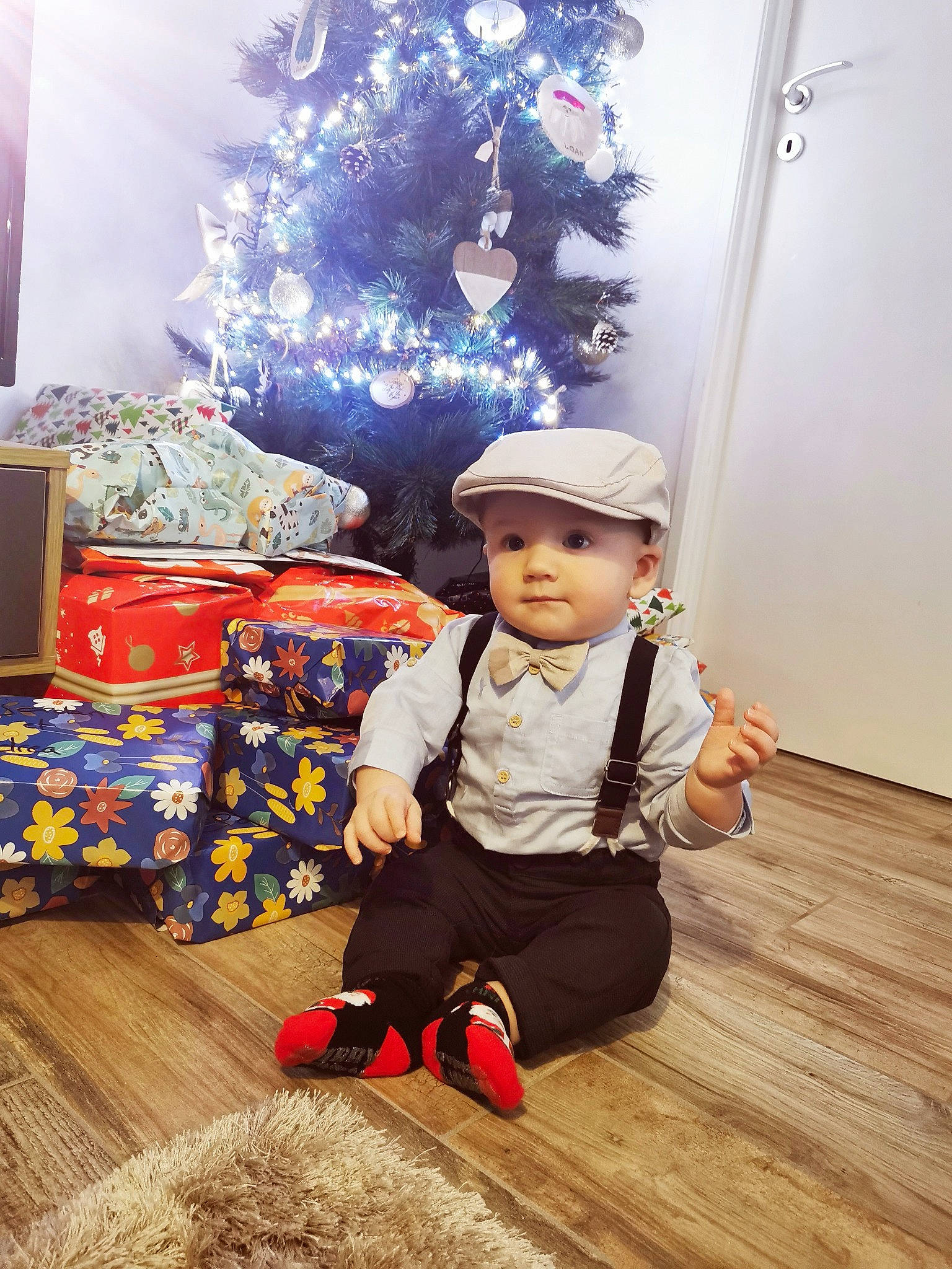 Loan a rejoint le concours — aidez-le/la à gagner de superbes lots ! baby, baby_toddler_clothing, child, christmas, christmas_decoration, christmas_ornament, christmas_tree, event, flooring, fun, happy, hardwood, hat, headwear, holiday, ornament, people, person, toddler, tree