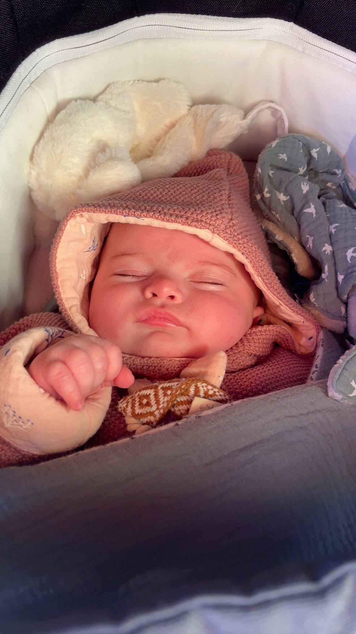 Julia a rejoint le concours — aidez-le/la à gagner de superbes lots ! baby, baby_products, baby_sleeping, baby_toddler_clothing, bedtime, cheek, child, comfort, finger, head, headgear, headwear, linens, mouth, nap, person, pink, skin, textile, thumb