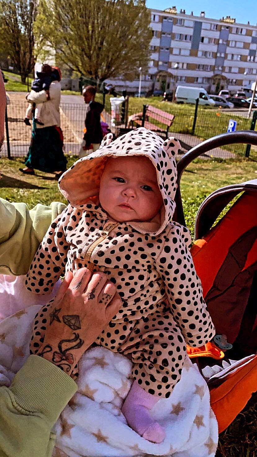 Lila participe au concours pour gagner de l'argent avec cette photo : baby, baby_toddler_clothing, chair, child, event, fun, grass, happy, hat, headwear, jewellery, leisure, mammal, pattern, person, public_space, recreation, sitting, snapshot, toddler