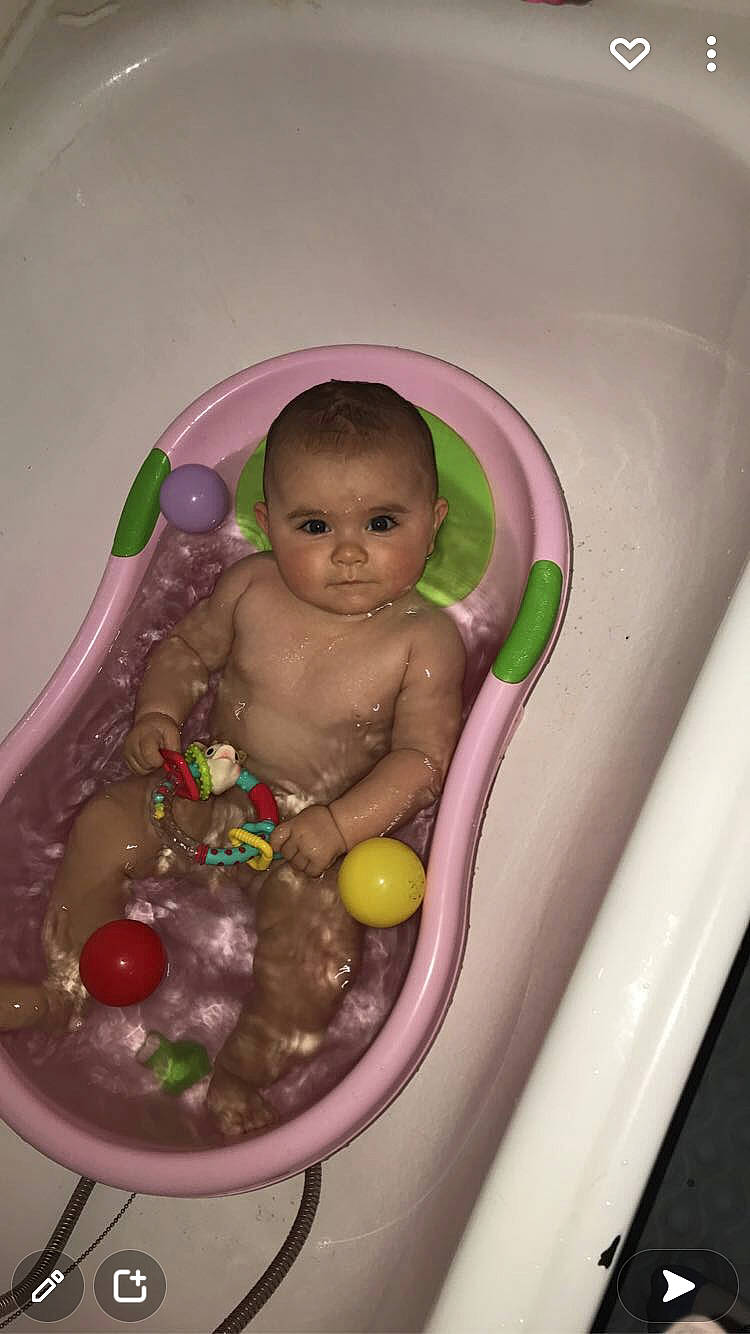 Lila participe au concours pour gagner de l'argent avec cette photo : baby, baby_bathing, baby_products, baby_toddler_clothing, baby_toys, bathing, cheek, chest, child, eye, head, mouth, person, plastic, play, product, room, sitting, stomach, toddler