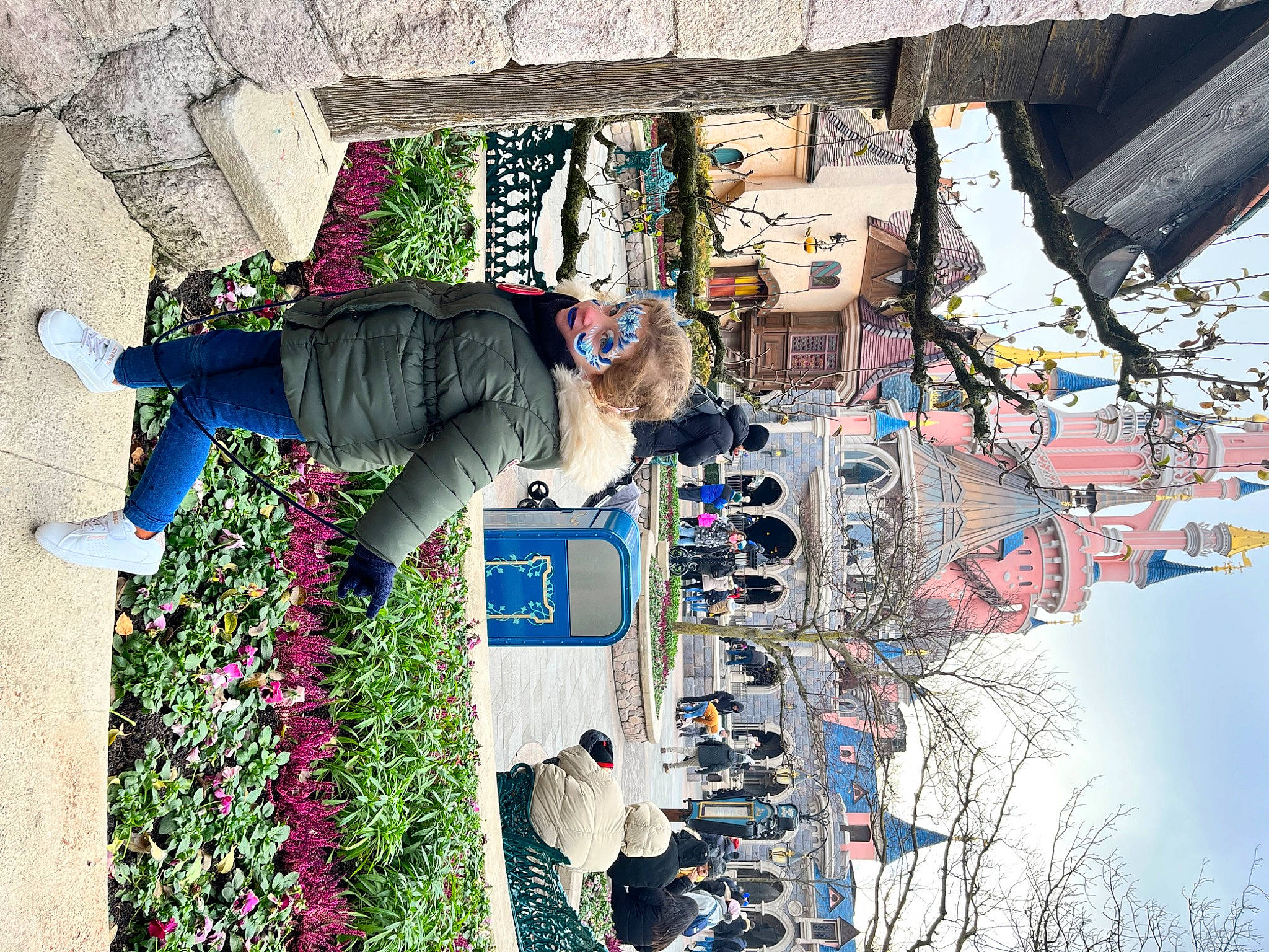 Eline a rejoint le concours — aidez-le/la à gagner de superbes lots ! art, building, city, facade, flower, fun, leisure, line, neighbourhood, photograph, plant, sky, snapshot, tourism, travel, tree, urban_design, visual_arts, wall, world