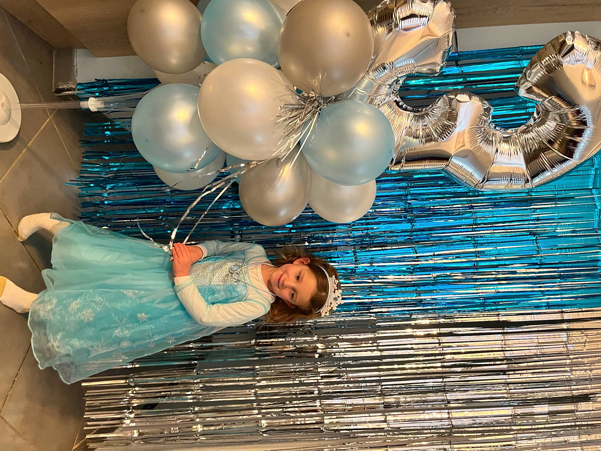 Eline a rejoint le concours — aidez-le/la à gagner de superbes lots ! arch, azure, balloon, ceiling, circle, electric_blue, event, eyewear, fashion_accessory, flash_photography, fun, happy, joy, leisure, light, party_supply, pattern, person, room, sitting