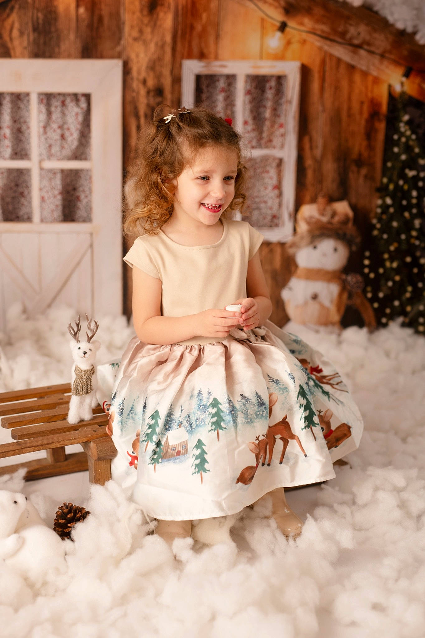 Eline a rejoint le concours — aidez-le/la à gagner de superbes lots ! bridal_clothing, bridal_party_dress, child, dress, event, face, facial_expression, flash_photography, formal_wear, fur, gown, hair, happy, joy, pattern, person, smile, textile, toddler, toy