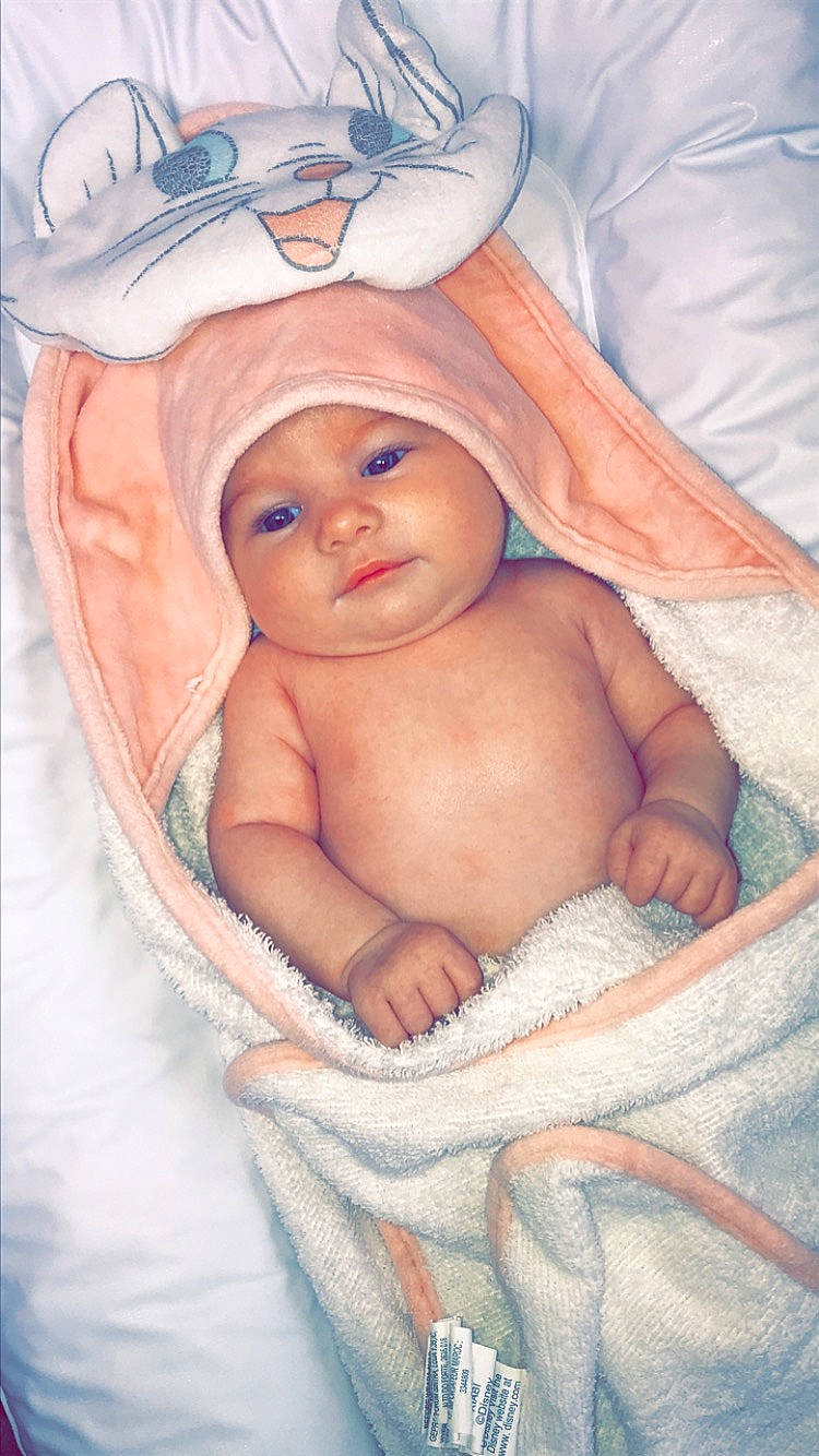 Milla participe au concours pour gagner de l'argent avec cette photo : abdomen, baby, baby_products, barechested, cap, cheek, chest, child, comfort, event, face, flesh, headwear, linens, mouth, person, skin, smile, stomach, thumb